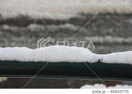 ガードレールに積もった雪。 46820770