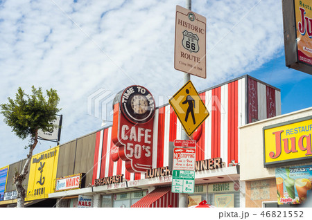 アメリカのルート６６看板とポップな景色の写真素材 [46821552] - PIXTA