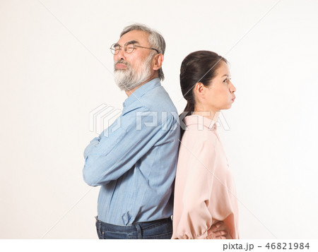 夫婦喧嘩をするミドル夫婦 46821984