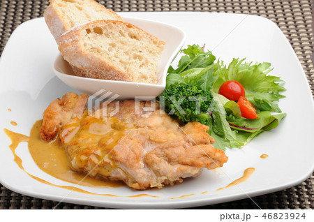 チキンコンフィ　フランス料理 46823924