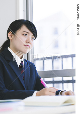 授業を受ける女子高生 46824969