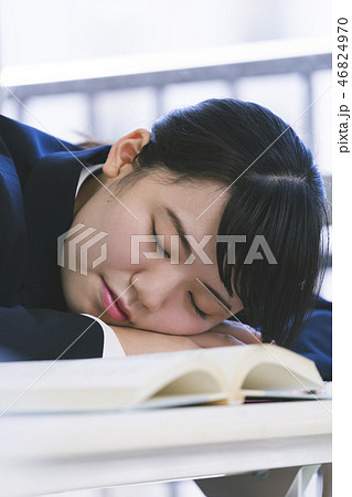 授業を受ける女子高生 46824970