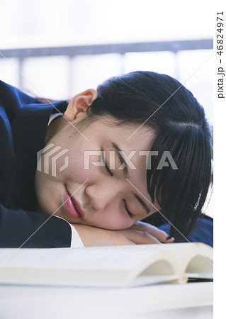 授業を受ける女子高生 46824971