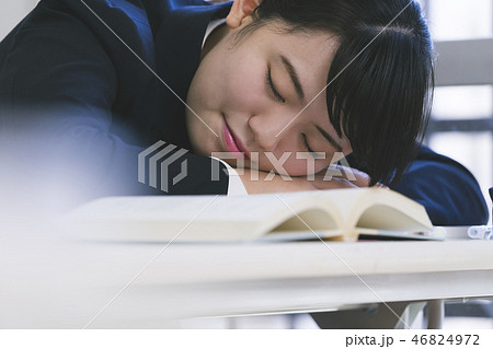 授業を受ける女子高生 46824972