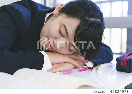 授業を受ける女子高生 46824973