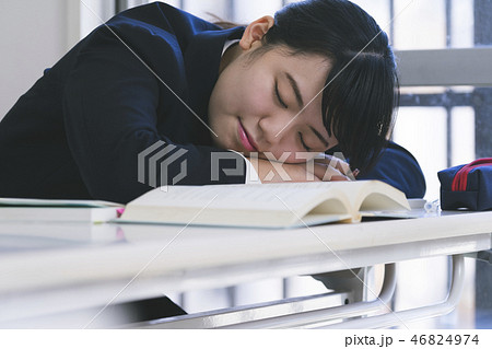 授業を受ける女子高生 46824974