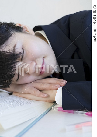 授業を受ける女子高生 46824975