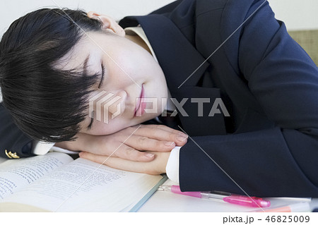 授業を受ける女子高生 46825009