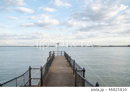 ドーバーの港に突き出た桟橋と遠くに見える防波堤の写真素材