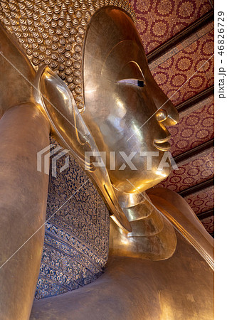 タイ・バンコクのワット・ポー(涅槃寺)の涅槃仏 クローズアップ タイ・バンコクのワット・ポー(涅槃寺)の涅槃仏 クローズアップ 46826729