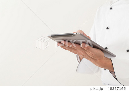タブレットを見るコック 46827166