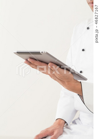 タブレットを見る料理人 タブレットを見る料理人 46827167