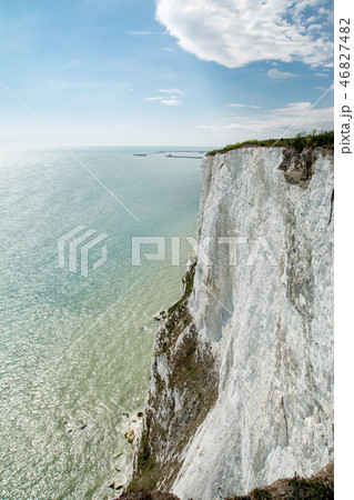 イギリス郊外のドーバー海峡　切り立つホワイトクリフと青い海 46827482