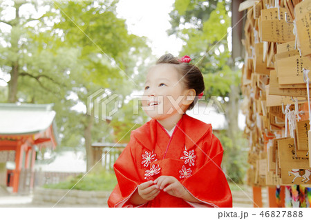 沢山の絵馬と着物の女の子。七五三、正月、参拝、祈願、初詣、日本イメージ 沢山の絵馬と着物の女の子。七五三、正月、参拝、祈願、初詣、日本イメージ 46827888