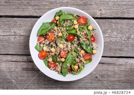 Spinach salad with quinoa , tomatoes and chickpea Spinach salad with quinoa , tomatoes and chickpea 46828724