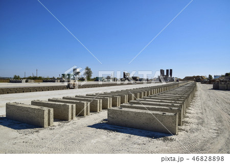 Cinder blocks lie on the ground and dried. Cinder blocks lie on the ground and dried. 46828898