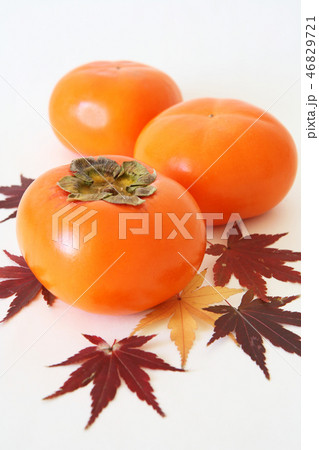 秋の味覚　柿と紅葉 46829721