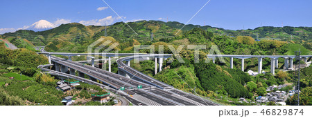 新東名高速道路と富士山 46829874