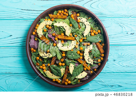 Baby spinach salad with sweet chickpeas avocado Baby spinach salad with sweet chickpeas avocado 46830218