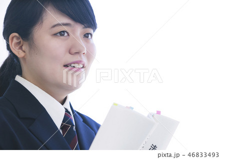 参考書を読む女子高生 参考書を読む女子高生 46833493