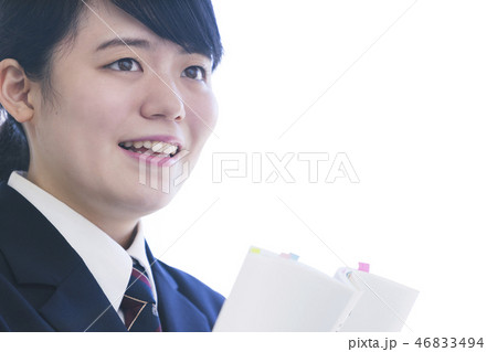 参考書を読む女子高生 参考書を読む女子高生 46833494