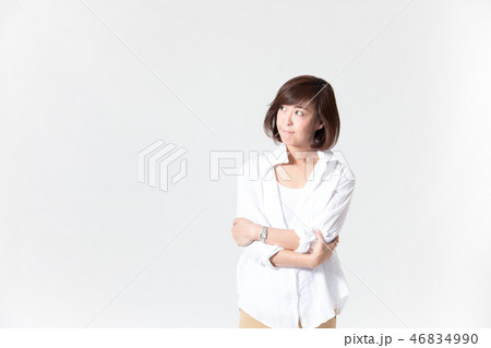 カジュアルポートレート・ミドル女性(白バック) 46834990