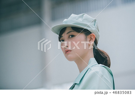 young woman 46835083