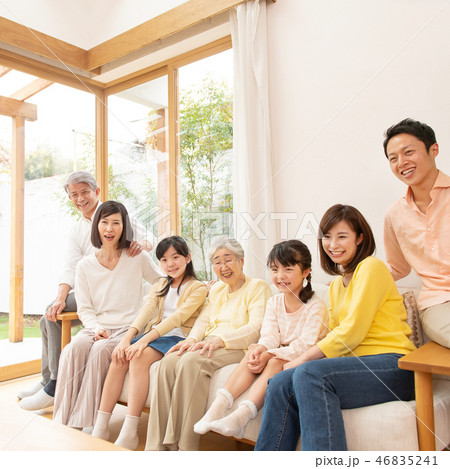 大家族 四世代 ファミリーイメージ 46835241