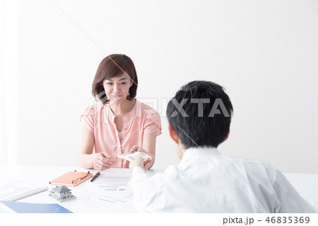 対話・ミドル女性(白バック) 46835369