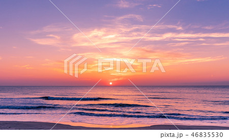 朝のマジックアワーの写真素材