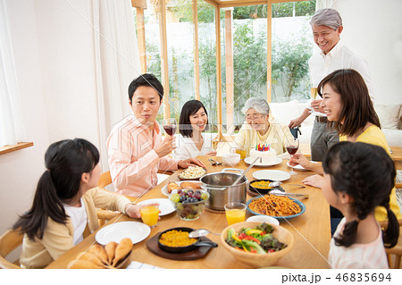 大家族 四世代 ファミリーイメージ 46835694