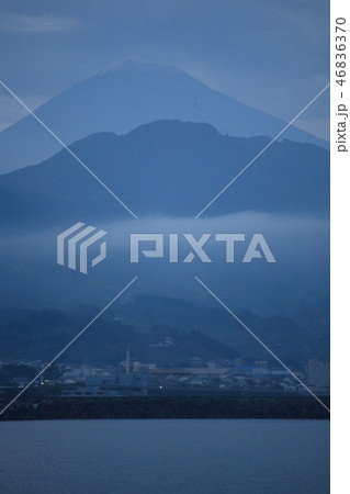 富士山－由比ガ浜の夜明け 46836370