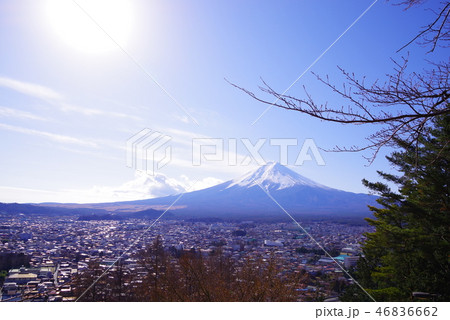 富士山と裾野に広がる富士吉田市の街並み 46836662