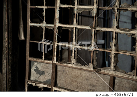 空き家問題　荒れ果てた障子戸 46836771