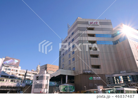 日本の東京都市景観　恵比寿駅など、街並みを望む 46837487