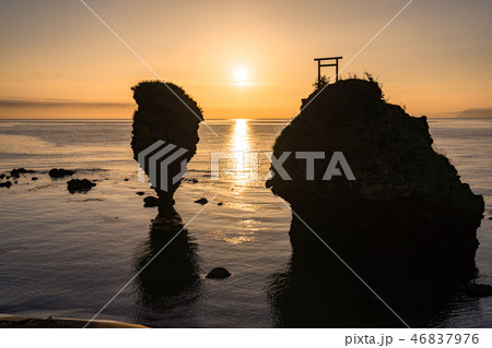 《北海道》えびす岩と大黒岩・日の出 《北海道》えびす岩と大黒岩・日の出 46837976