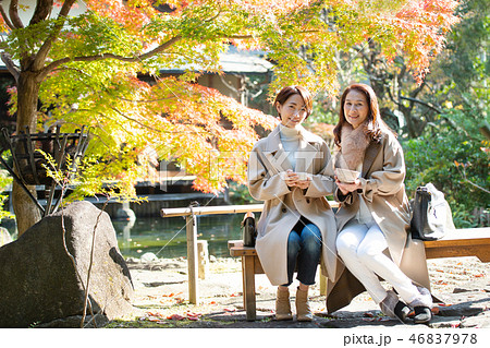 旅行 秋 紅葉 母娘 親子 お抹茶 イメージ 旅行 秋 紅葉 母娘 親子 お抹茶 イメージ 46837978