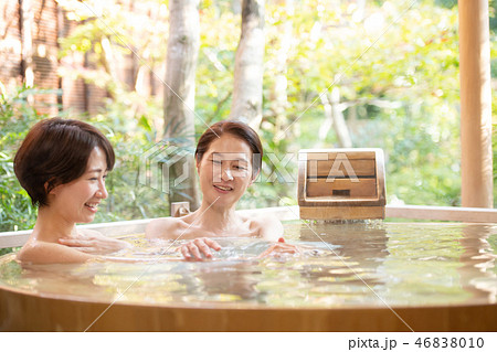 露天風呂 入浴 女子旅 温泉旅行イメージ  46838010