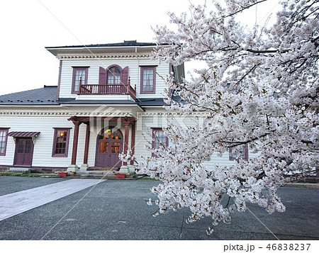 満開の桜と洋館 46838237