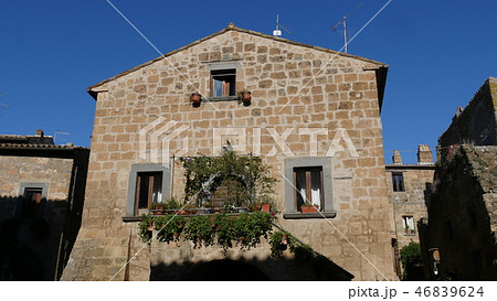 イタリア中世の街チビタの町並み イタリア中世の街チビタの町並み 46839624