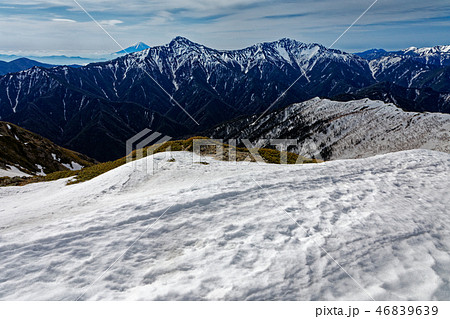 仙丈ヶ岳から見る白峰三山と富士山 仙丈ヶ岳から見る白峰三山と富士山 46839639