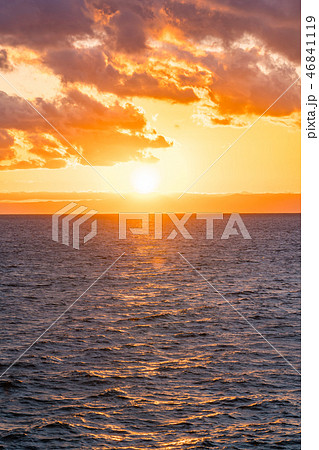 夕暮れの海 46841119