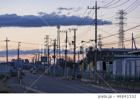 夕方の送電鉄塔 46841532