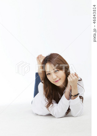 若い女性 韓国人 カジュアル 46843814