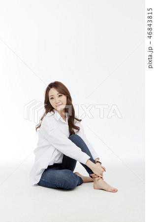 若い女性 韓国人 しゃがん座る 46843815