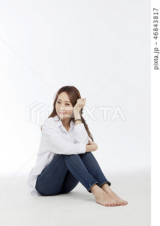 若い女性 韓国人 しゃがん座る 46843817