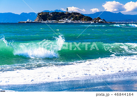 神奈川県 江ノ島 コバルトブルーの白波の写真素材