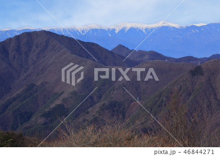 山梨県の三ツ峠山(木無山)から西側の南アルプス方面を見る 山梨県の三ツ峠山(木無山)から西側の南アルプス方面を見る 46844271