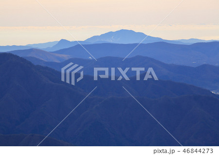 山梨県の三ツ峠山(木無山)から南東側の箱根山方面を見る 山梨県の三ツ峠山(木無山)から南東側の箱根山方面を見る 46844273