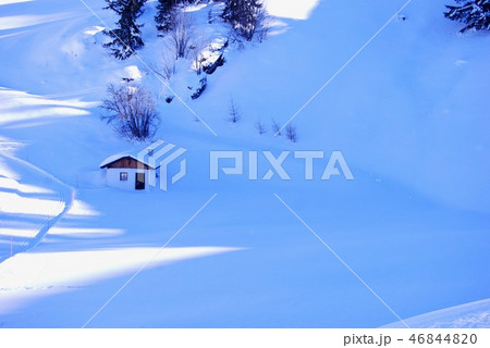 小さな山小屋と一面の雪景色は粉砂糖でできたお菓子のよう 46844820